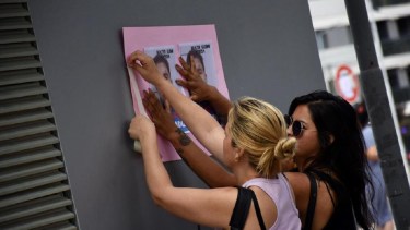 Madres y padres del Jardín 31 se movilizaron el lunes a la Ciudad Judicial de Neuquén. (Matías Subat)