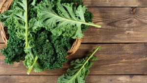 Cakes de kale con dip picante de queso crema y lima