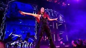 Lali besó a una chica de Neuquén en su «chape tour»