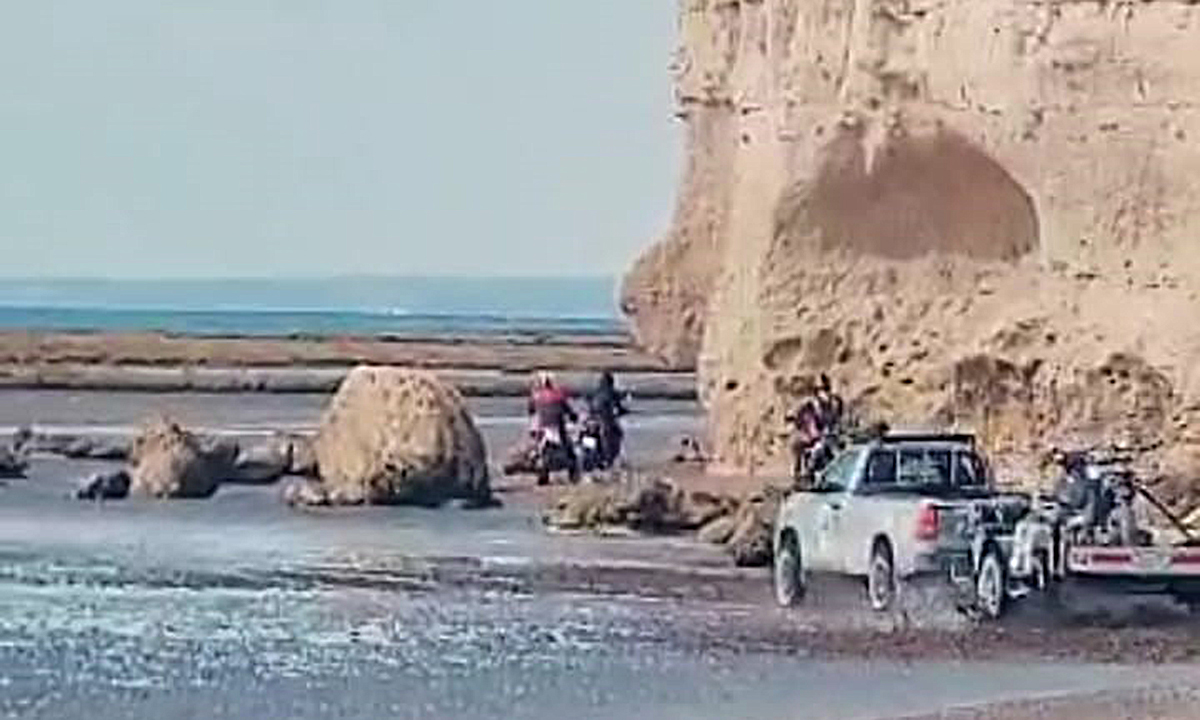 Las motos y los vehículos del Dakar amateur circulando por las playas del Sótano, en Las Grutas.  También pasó un helicóptero haciendo vuelos rasantes