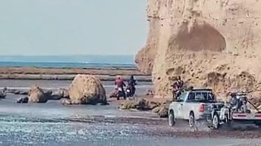 Las motos y los vehículos del Dakar amateur circulando por las playas del Sótano, en Las Grutas.  También pasó un helicóptero haciendo vuelos rasantes