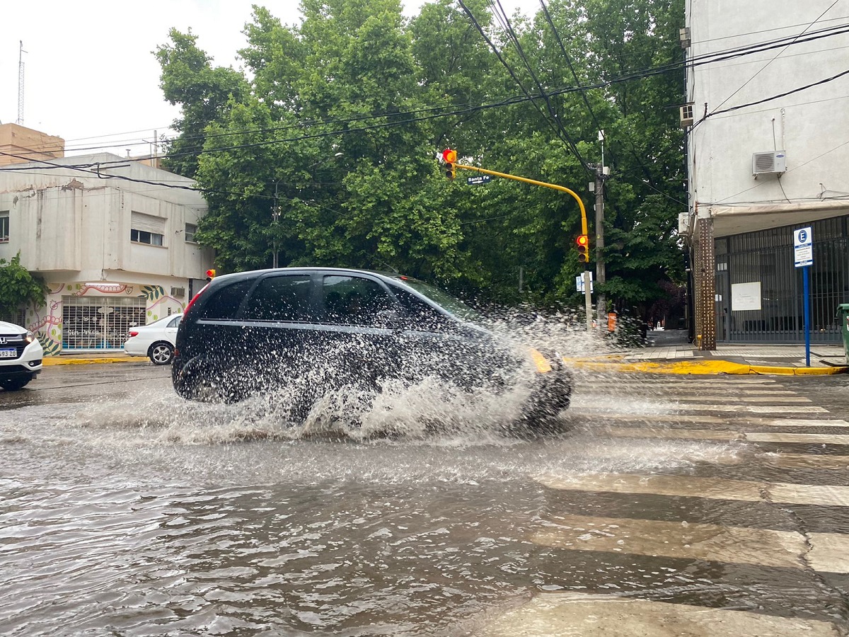 La lluvia de ayer sábado en Neuquén Capital. Foto: Rodrigo Ramírez