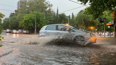 Una intensa lluvia tomó protagonismo en Neuquén capital. Foto: Rodrigo Ramírez