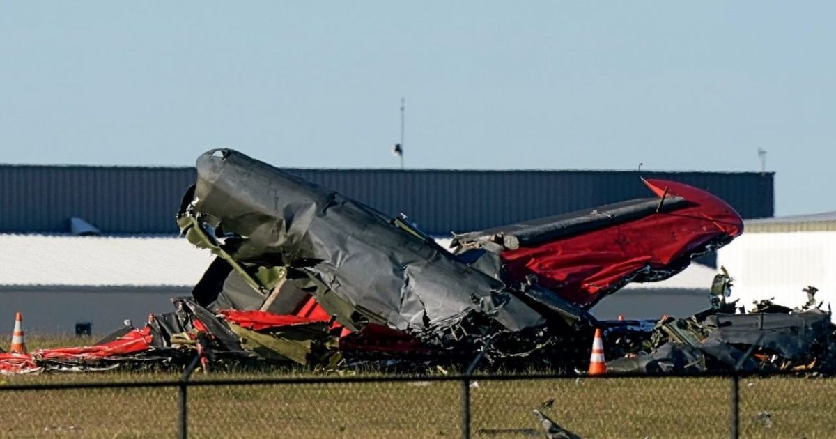 Las escalofriantes imágenes del choque entre dos aviones militares en