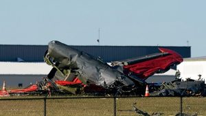 Las escalofriantes imágenes del choque entre dos aviones militares en un festival aéreo de Dallas