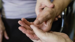 Quedó cuadripléjica tras una operación en Roca, y ahora su familia solicita ayuda