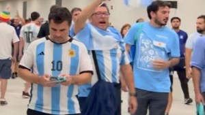 Descubrieron a Darío Martínez en Qatar después de un partido de Argentina y no pasó inadvertido