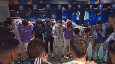 Messi arengando a sus compañeros antes de la final contra Brasil. 