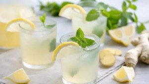 Cómo hacer una refrescante limonada de menta y jengibre