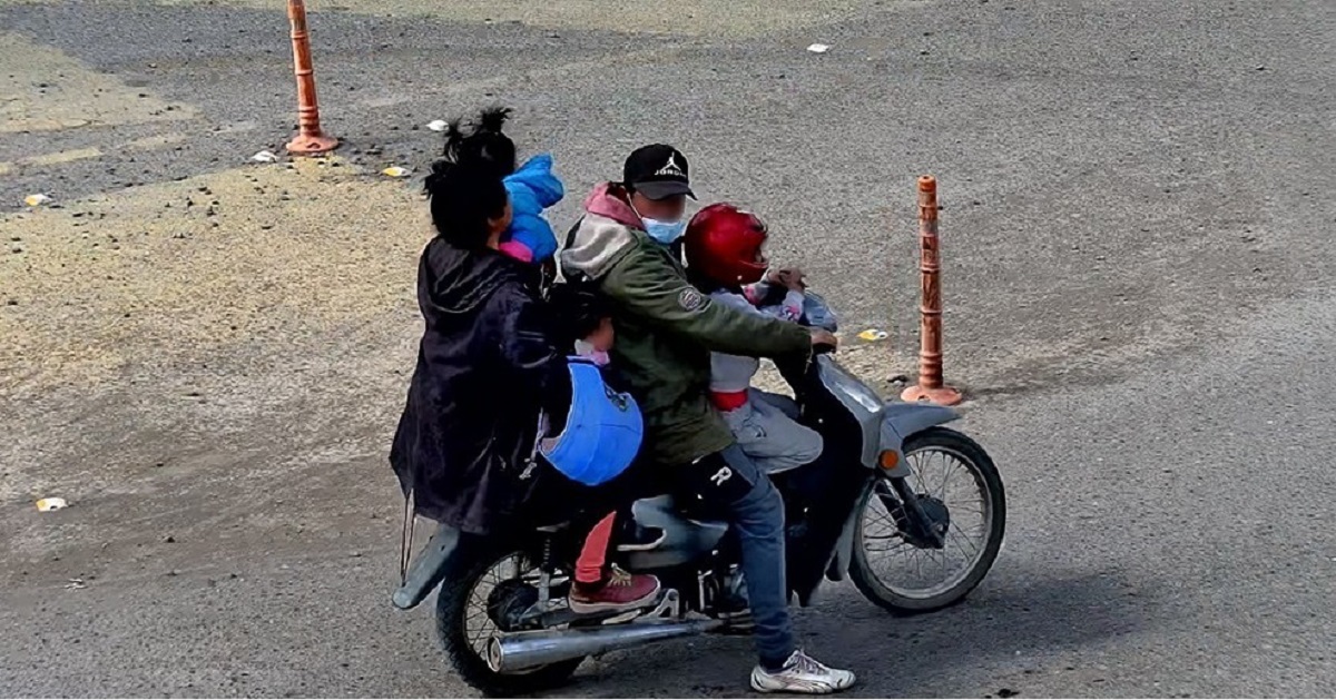 Una familia de cinco personas transita por El Chañar en una moto, Foto: Facebook Municipalidad de El Chañar