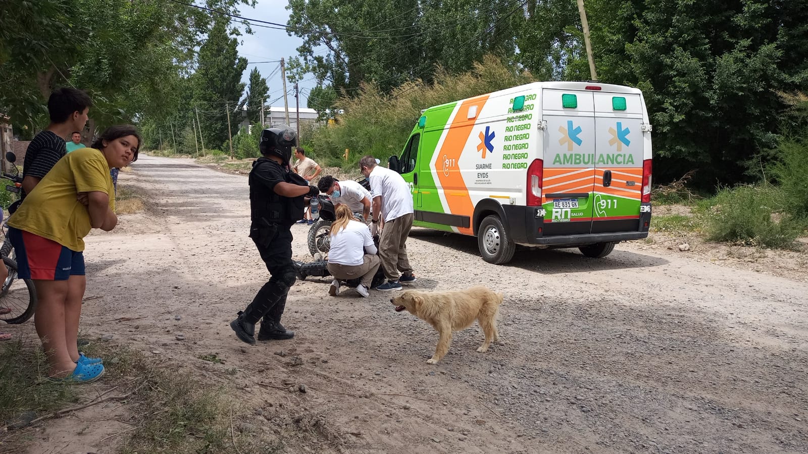 El policía de la Brigada Motorizada tuvo que ser asistido por personal médico tras caer en una calle rural. (foto: Rodrigo Sandoval)