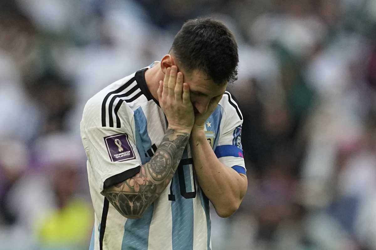 Messi no jugó bien contra Arabia Saudita y estaría con problemas físicos. (AP Photo/Ebrahim Noroozi)