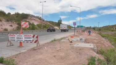 La ex ruta 7 o avenida Raúl Alfonsín tendrá en enero una bicisenda o senda peatonal iluminada para llegar a Alta Barda desde el shopping (Yamil Regules)