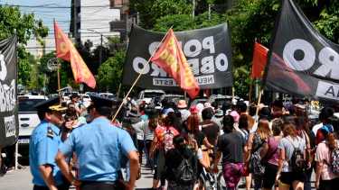 Marcharon por el centro de Neuquén por salario y alimentos