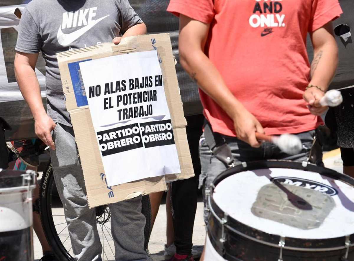 Polo Obrero y FOL se unieron para sumarse a la protesta nacional por el aumento del salario mínimo. (Foto Matías Subat).-