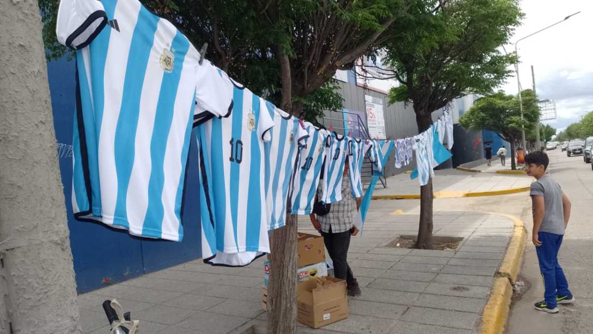 La fiebre mundialista hizo que un municipio dicte asueto para ver el partido de Argentina en el Mundial. Foto: Archivo Yamil Regules. 