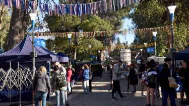 La feria es un encuentro, aseguran las artesanas que llegaron con su producción a Neuquén