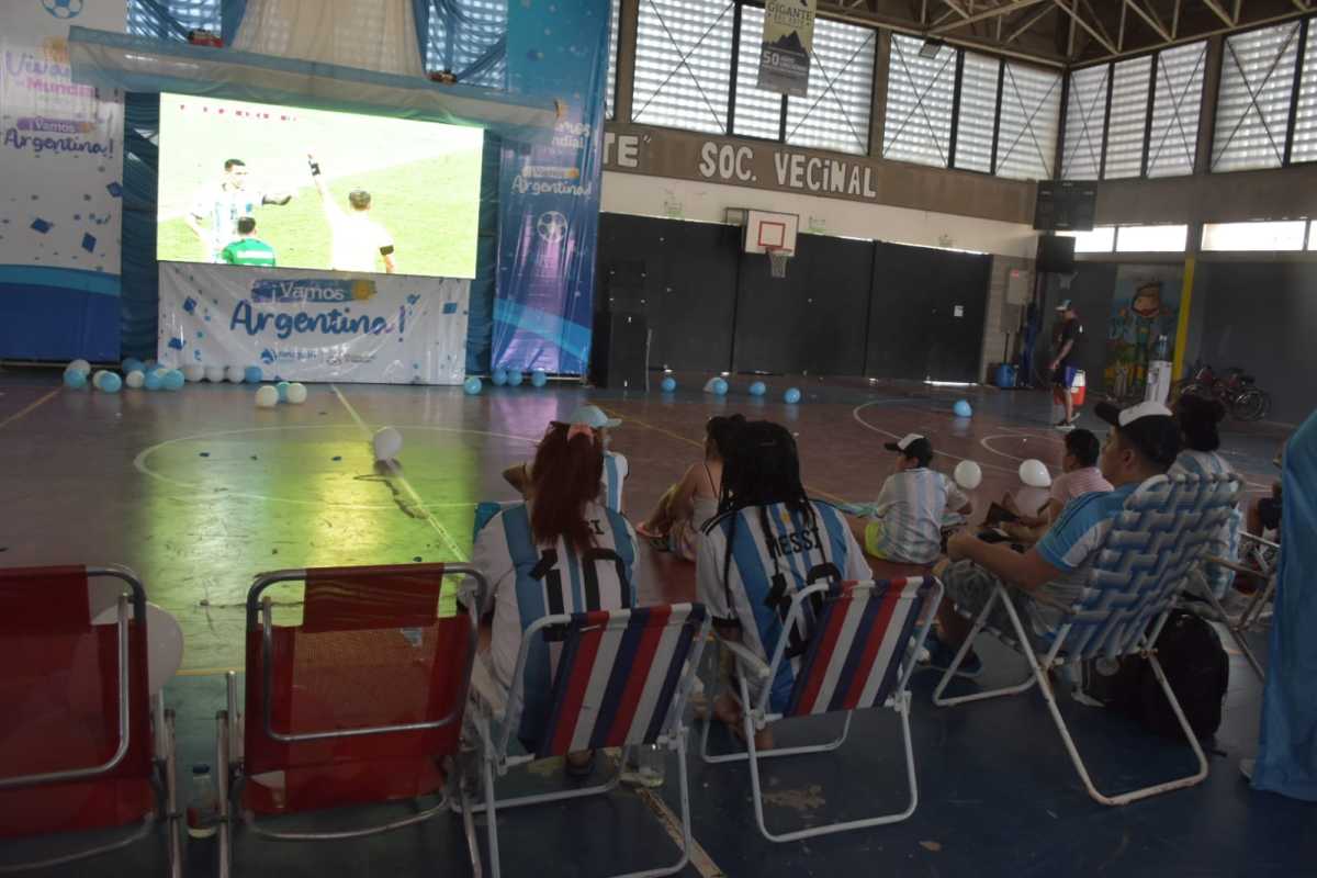 Muchas familias se reunieron en los espacios dispuestos por la municipalidad para ver los partidos de Argentina. Foto Archivo: Yamil Regules. 