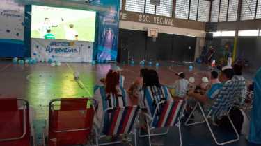 Muchas familias se reunieron en los espacios dispuestos por la municipalidad para ver los partidos de Argentina. Foto Archivo: Yamil Regules. 