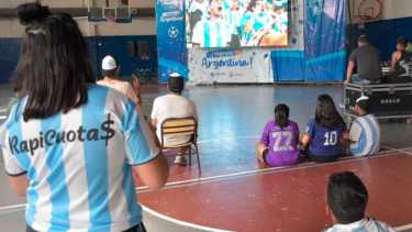 Muchas familias se reunieron en los espacios dispuestos por la municipalidad para ver los partidos de Argentina. Foto Archivo: Yamil Regules. 
