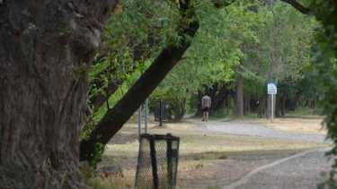 Los senderos de la Isla 132 suelen ser usados para trotar y pasear. (Foto Yamil Regules).-