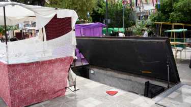 La baulera de cierre hidráulico que impuso la comuna se les inunda, tine problemas eléctricos y no sirve para el resguardo de tablones y estructura, aseguraron los feriantes (foto Matías Subat)