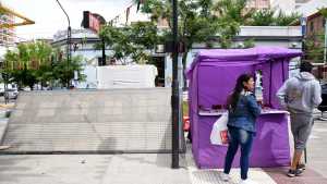 Llegó el container para los artesanos de la ciudad, mientras arreglan la baulera de la polémica