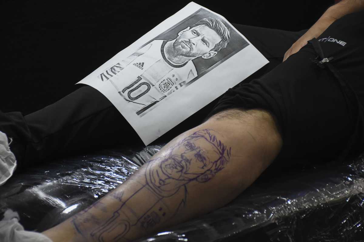Messi es más elegido por los roquenses para tatuarse. (Foto: Matias Subat)