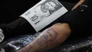 «Andá pa’allá, bobo»: uno de los tatuajes más elegidos por los hinchas en Roca