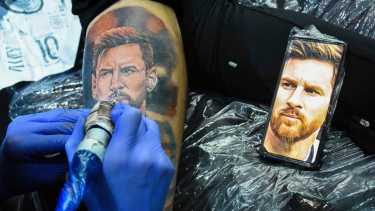 Los tatuajes de Messi que eligen hacerse los neuquinos. Foto: Matías Subat.
