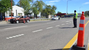 En los operativos de control, personal policial detectó la carga irregular de rollizos de madera. (Foto Néstor Salas)