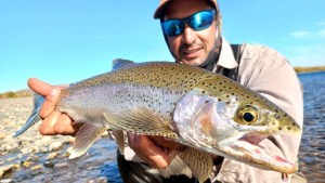“¡Dios mío, qué manera de pescar truchas!”: la sorpresa de un neuquino en el Limay Medio
