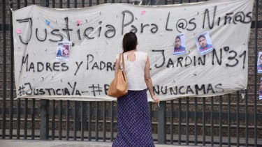 Padres y madres se reunieron en la Ciudad Judicial para esperar el resultado de la audiencia. (Matías Subat)