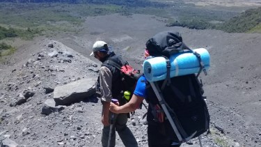 Rescatan a una turista que no pudo terminar el ascenso al volcán Lanín 