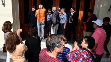 Pasivos del Estado rionegrino que se manifestaron frente a la Legislatura. Foto: Marcelo Ochoa.
