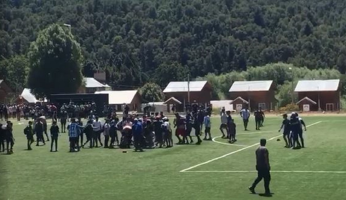 hinchas de dos equipos juveniles se enfrentaron tras la final de un torneo. Foto:https://www.facebook.com/lacardigital 