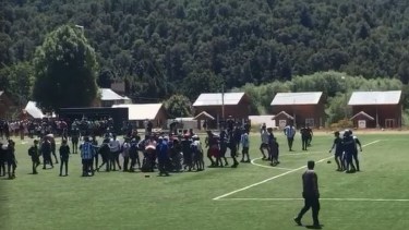 hinchas de dos equipos juveniles se enfrentaron tras la final de un torneo. Foto:https://www.facebook.com/lacardigital 