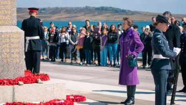Ana colocó una ofrenda floral en el "Monumento de la Liberación". 