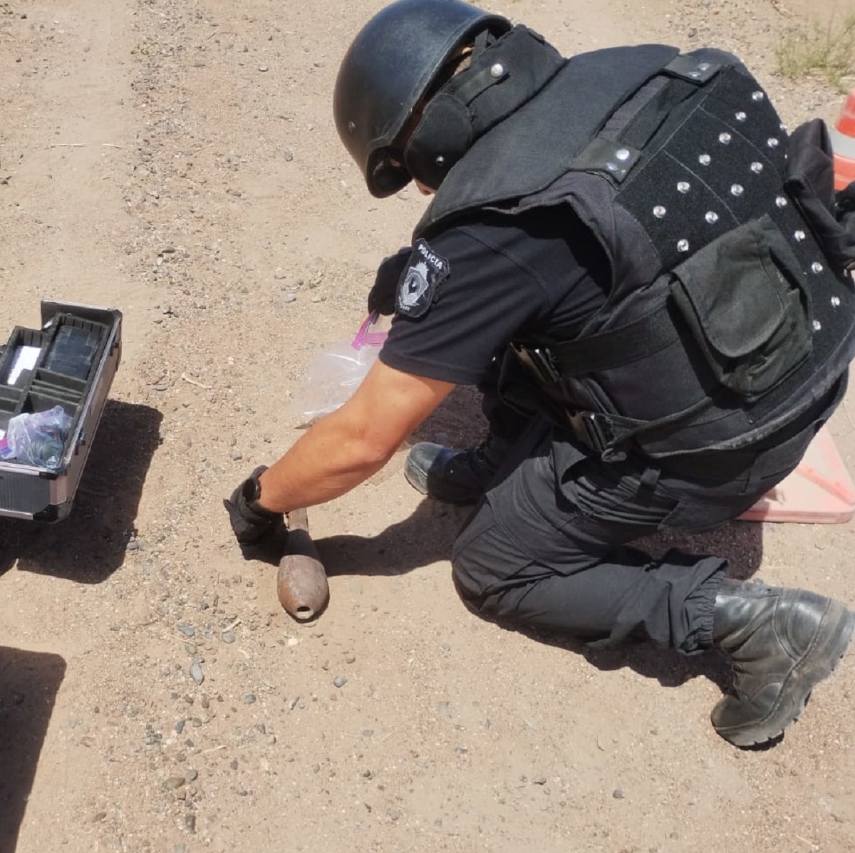 Encontraron un explosivo militar en un yacimiento de San Patricio del Chañar. Foto: https://www.policiadelneuquen.gob.ar/