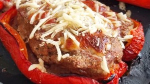 La receta express: pimientos rojos rellenos de carne y queso gratinado