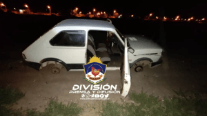 Le robaron el auto, le sacaron las ruedas y después lo abandonaron en Neuquén