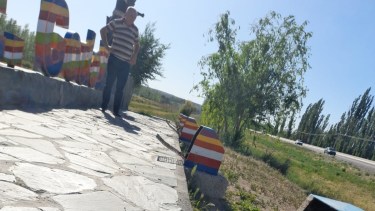 El monumento de ingreso a la localidad fue vandalizado con el robo de reflectores. (Foto gentileza)