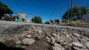 Calles detonadas: por la profundidad de los baches, una ambulancia rompió su GPS en Roca