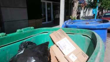 Contenedor «nauseabundo» en pleno centro de Roca por residuos de carne en mal estado