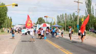 Organizaciones cortan la ruta en Roca. Foto: Juan Thomes
