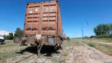 La locomotora se descarriló y terminó volcando uno de sus vagones de carga, en Roca. Foto Juan Thomes.
