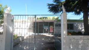 A los golpes, pidieron la destitución de un maestro denunciado por acoso sexual en Roca