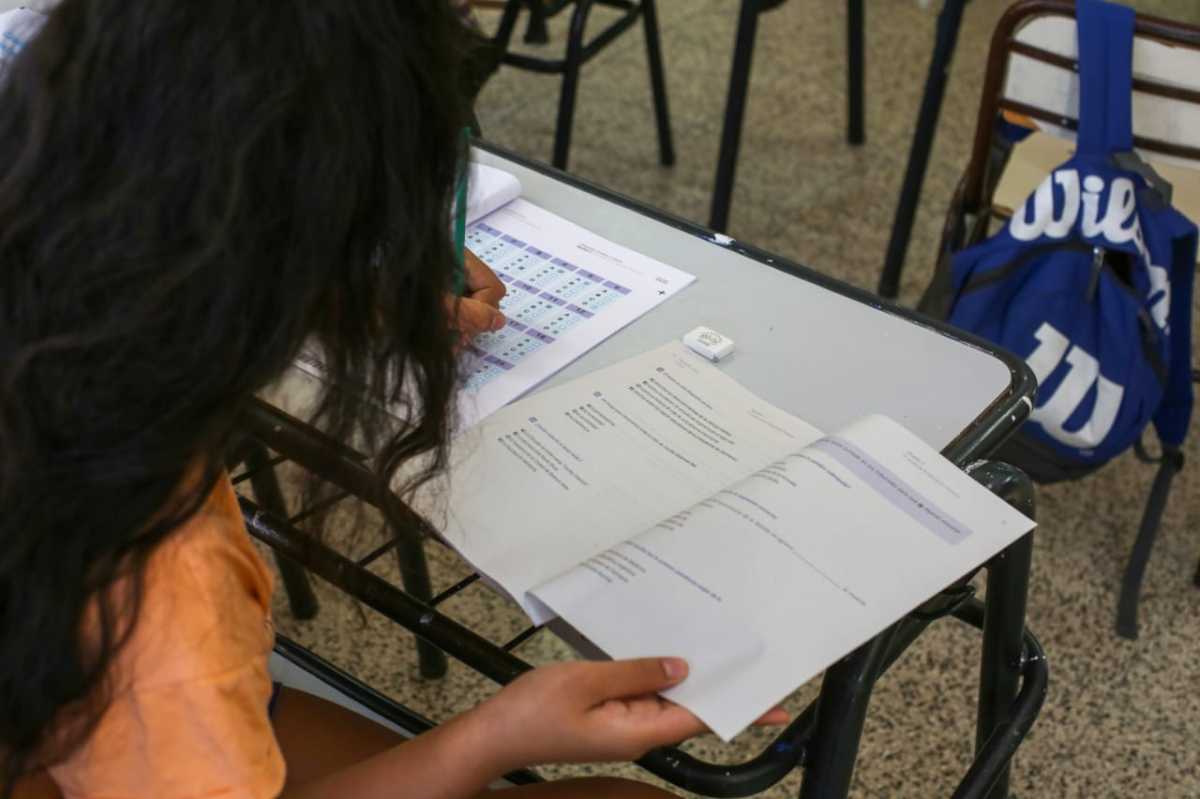 Estudiantes de sexto grado llevan adelante la prueba Aprender 2022. Foto Juan Thomes