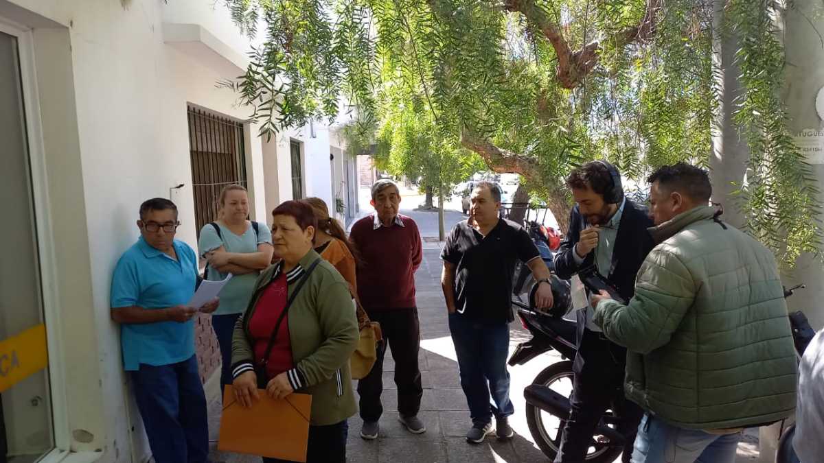 Un grupo de 20 vecinos de Roca reclamaron por multas que recibieron desde Edersa. Foto Gentileza.
