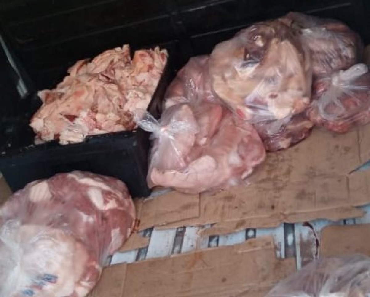 Las bolsas con diferentes cortes de carnes, eran transportadas sin medidas sanitarias adecuadas en una camioneta. (Foto gentileza)